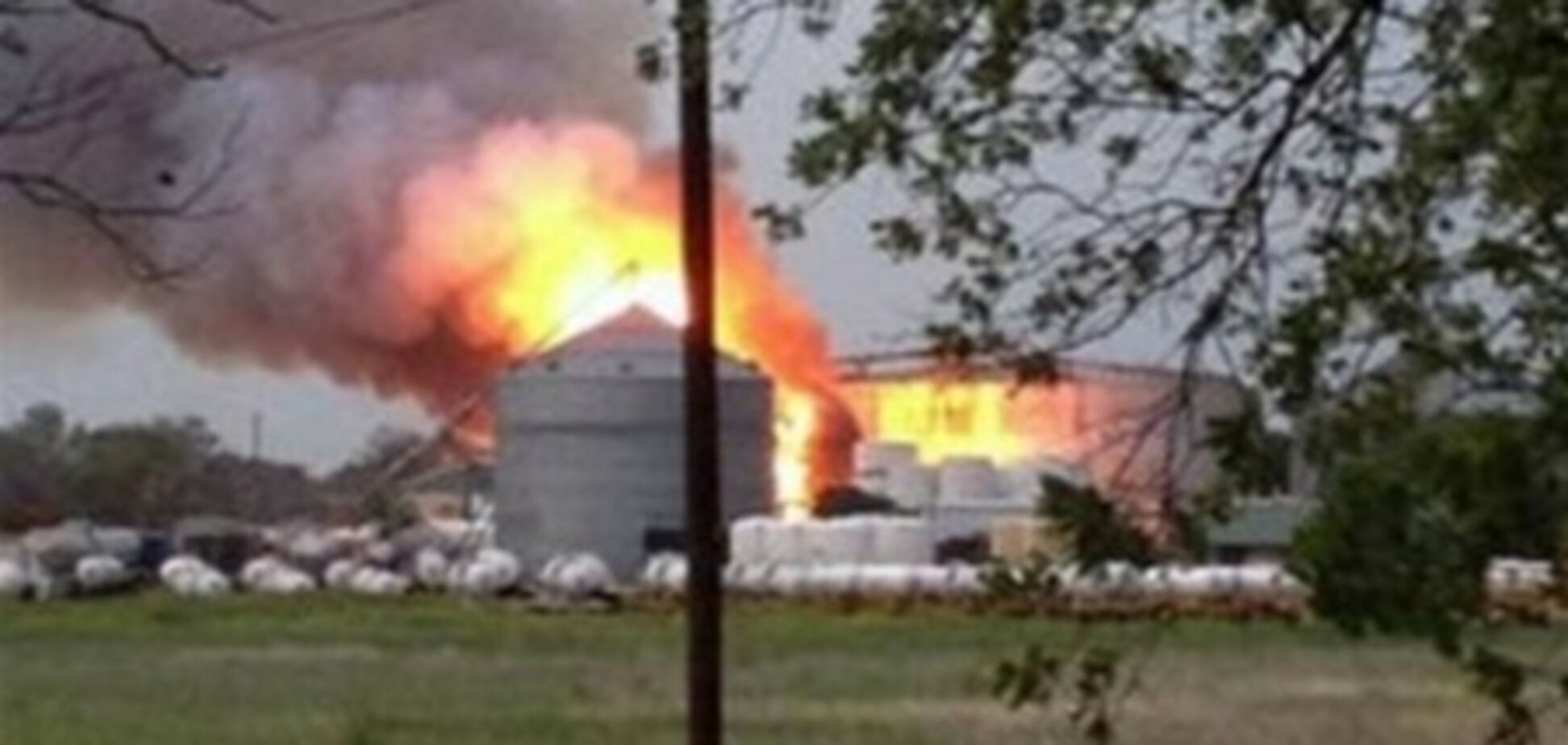 Пожарные пытаются предотвратить второй взрыв на заводе в Техасе