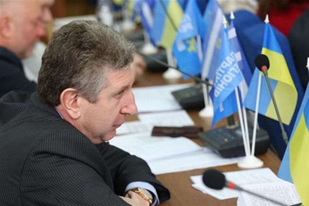 Ворота дома херсонского депутата разрисовали свастикой
