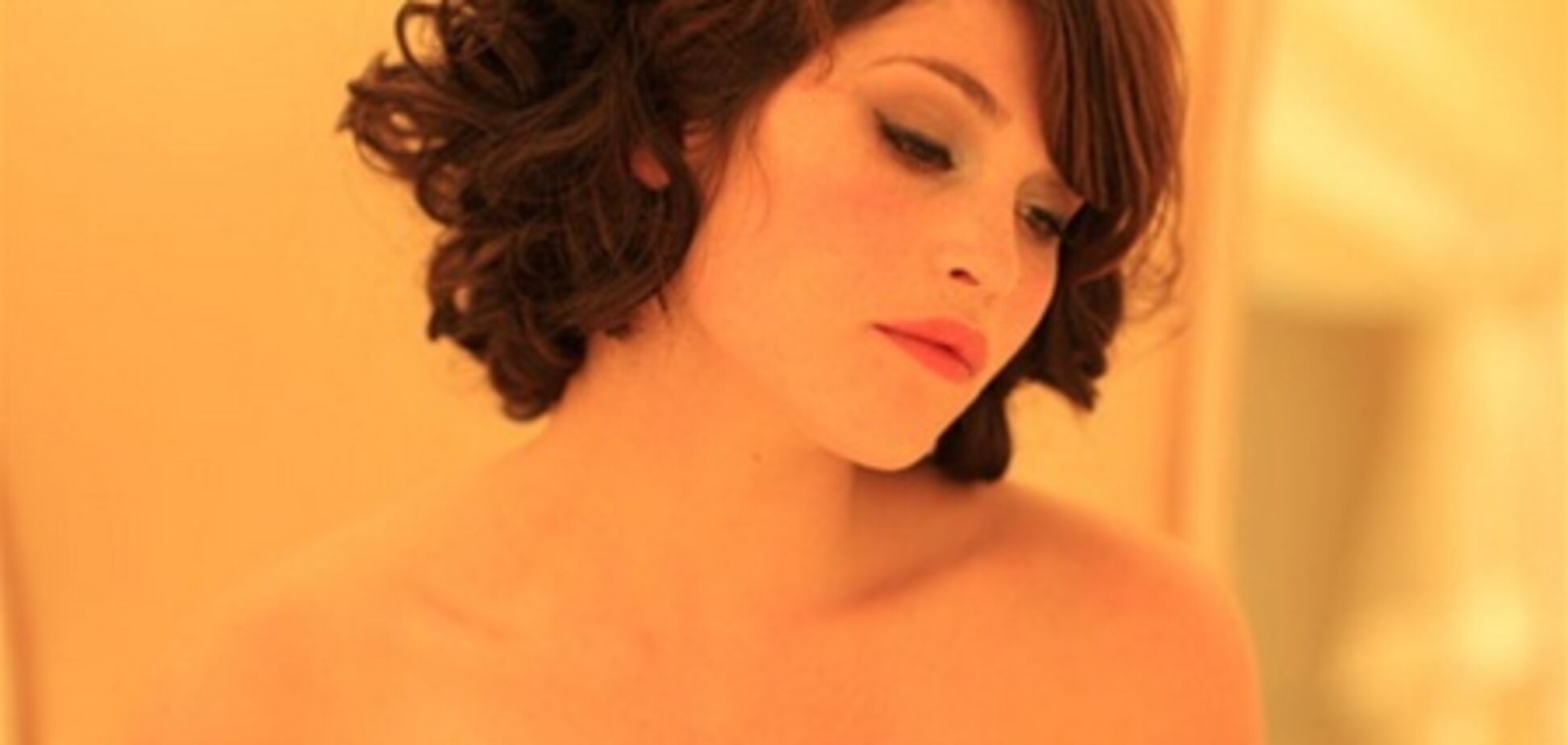 Джемма Артертон: сексуальные локоны и интимный оранжевый свет