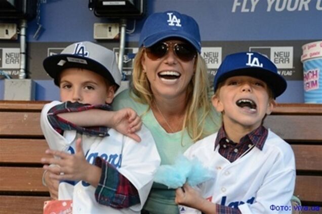 Бритни Спирс взяла сыновей на матч. Фото