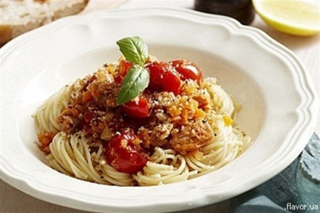 Спагетти с тунцом, фенхелем и чили