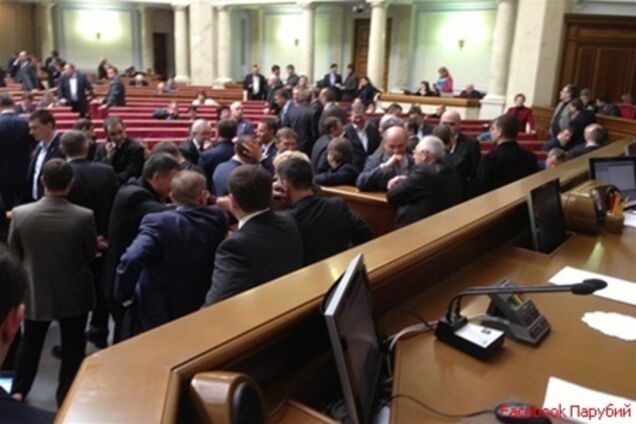 Оппозиция заблокировала Раду