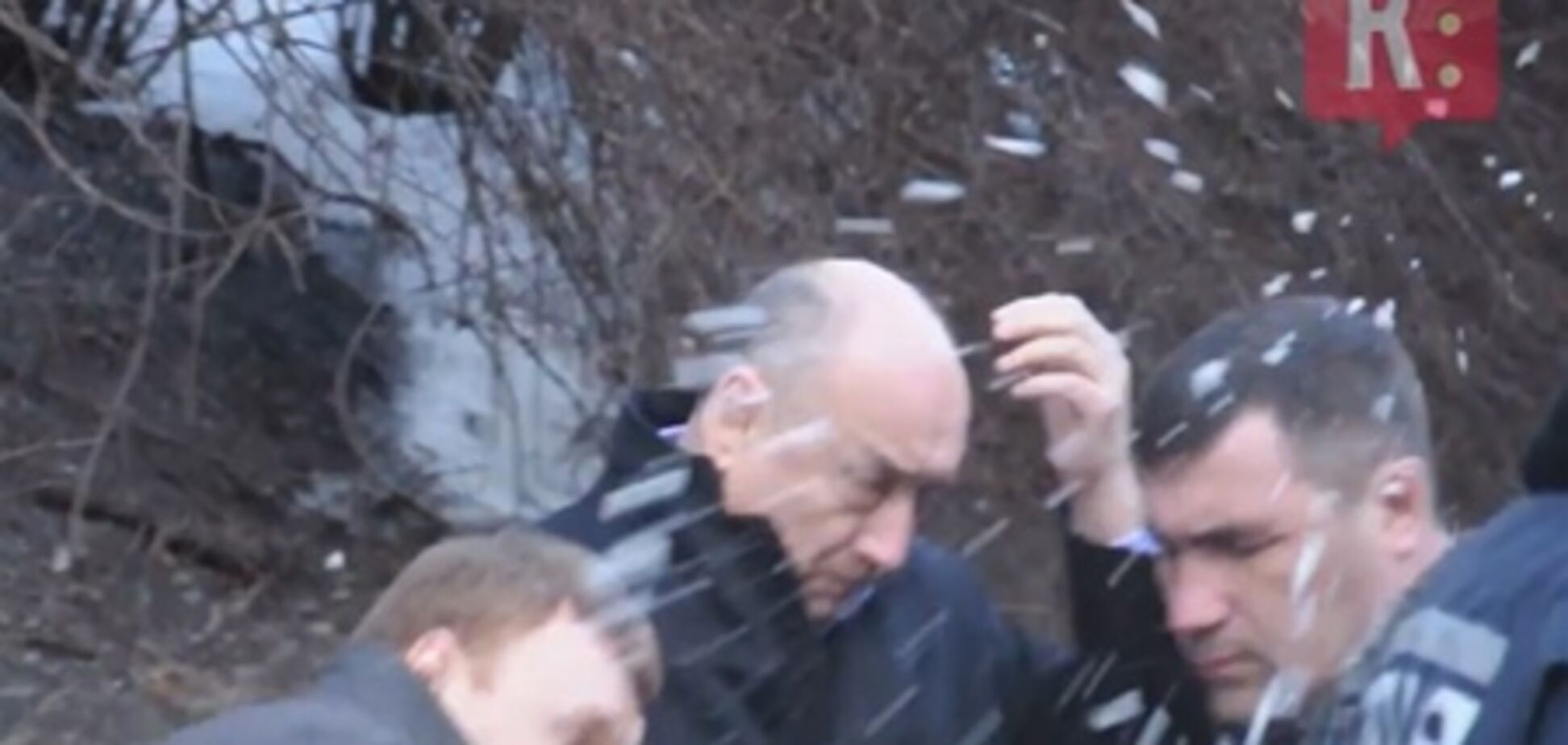 Мітингувальники потрапили сніжком в обличчя нардепу Табалова. Відео