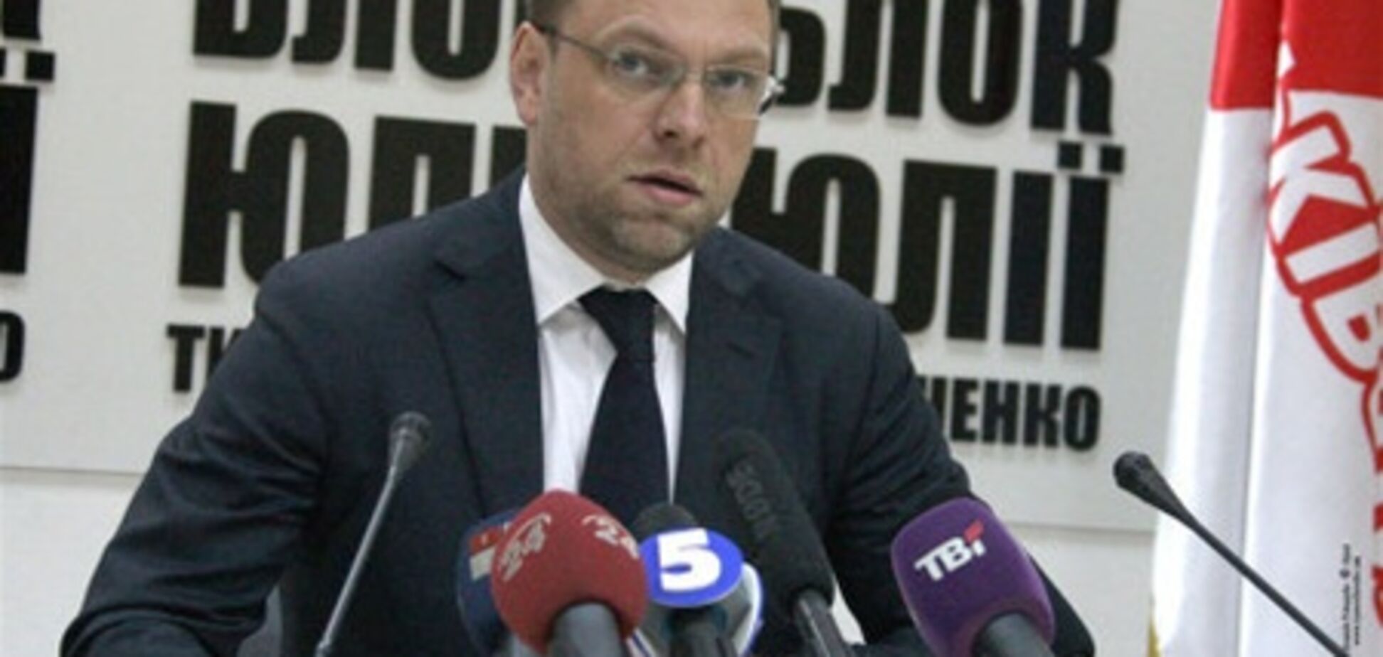 Власенко вимагає або перенесення засідання, або доставки Тимошенко в суд