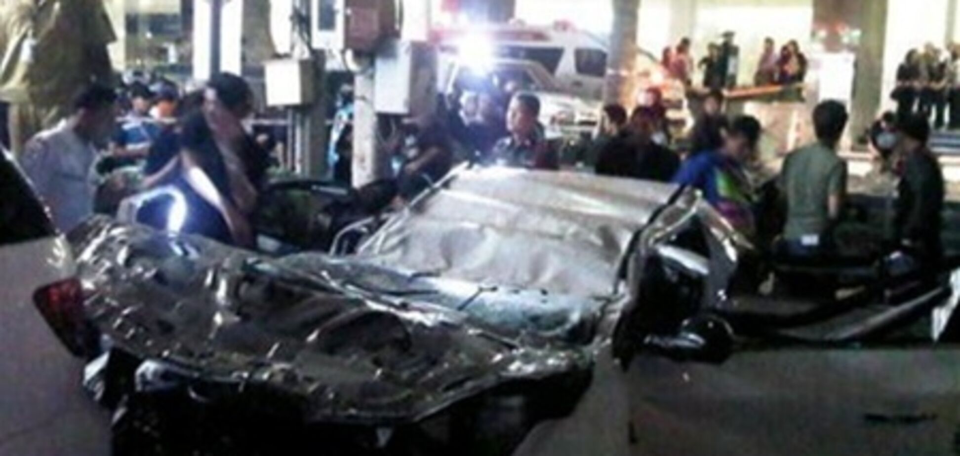 В Таиланде женщина-водитель выпала с 4 этажа парковки. Видео