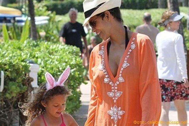 Холли Берри и Нала отпраздновали Пасху на Гавайях. Фото
