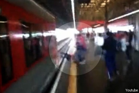 Девушка прыгнула на рельсы метро за выпавшим мобильником. Видео
