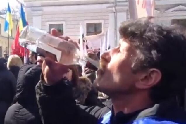 Сторонники Катеринчука пили водку прямо на митинге. Видео