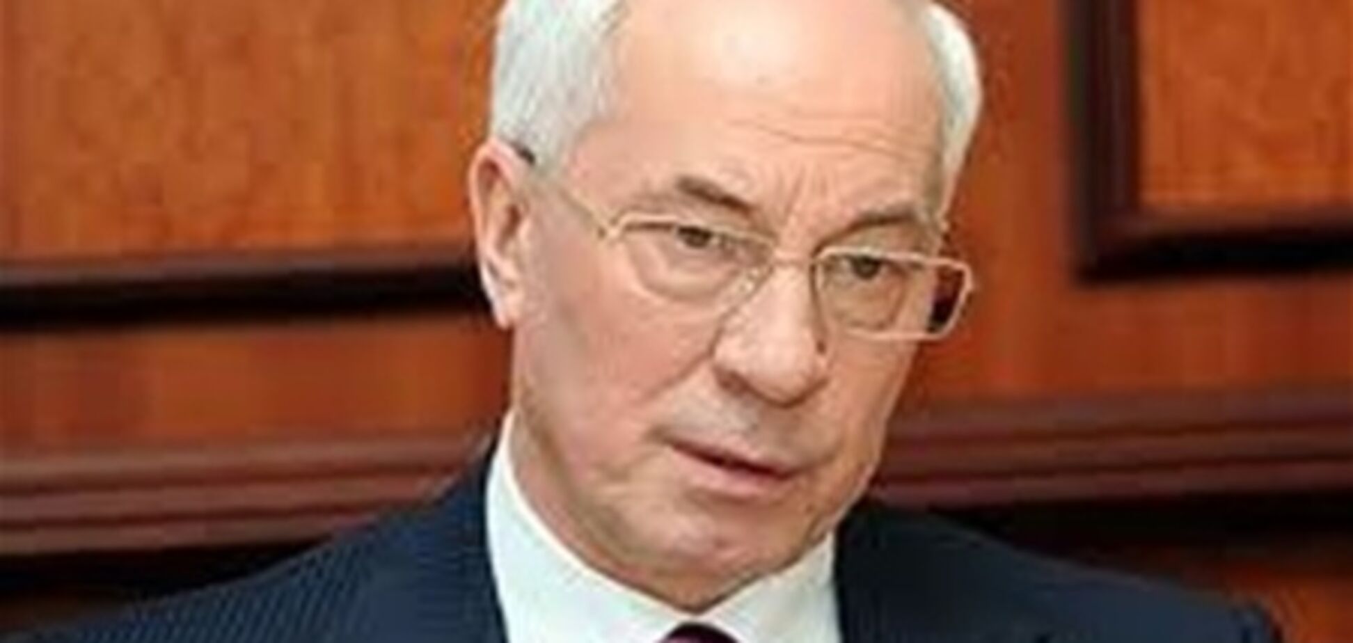 Азаров решил поднять зарплаты местным чиновникам