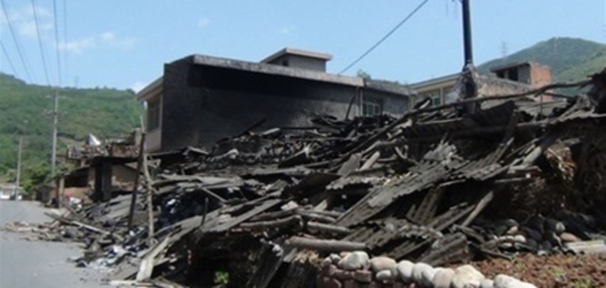 Землетрясение в Китае: 157 жертв, 5,7 тысячи пострадавших