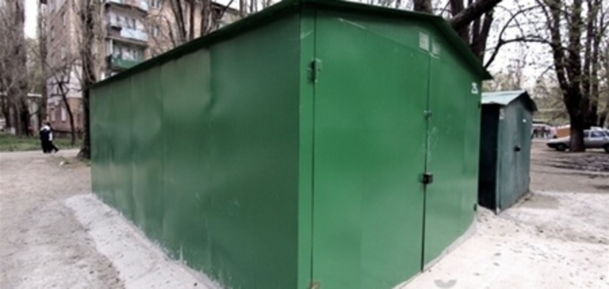 В Одессе гараж установили прямо на детской площадке