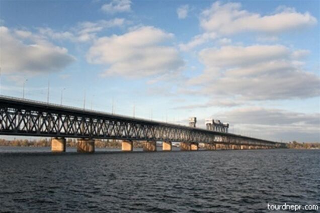 В Днепропетровске девушка прыгнула с моста после ссоры с парнем