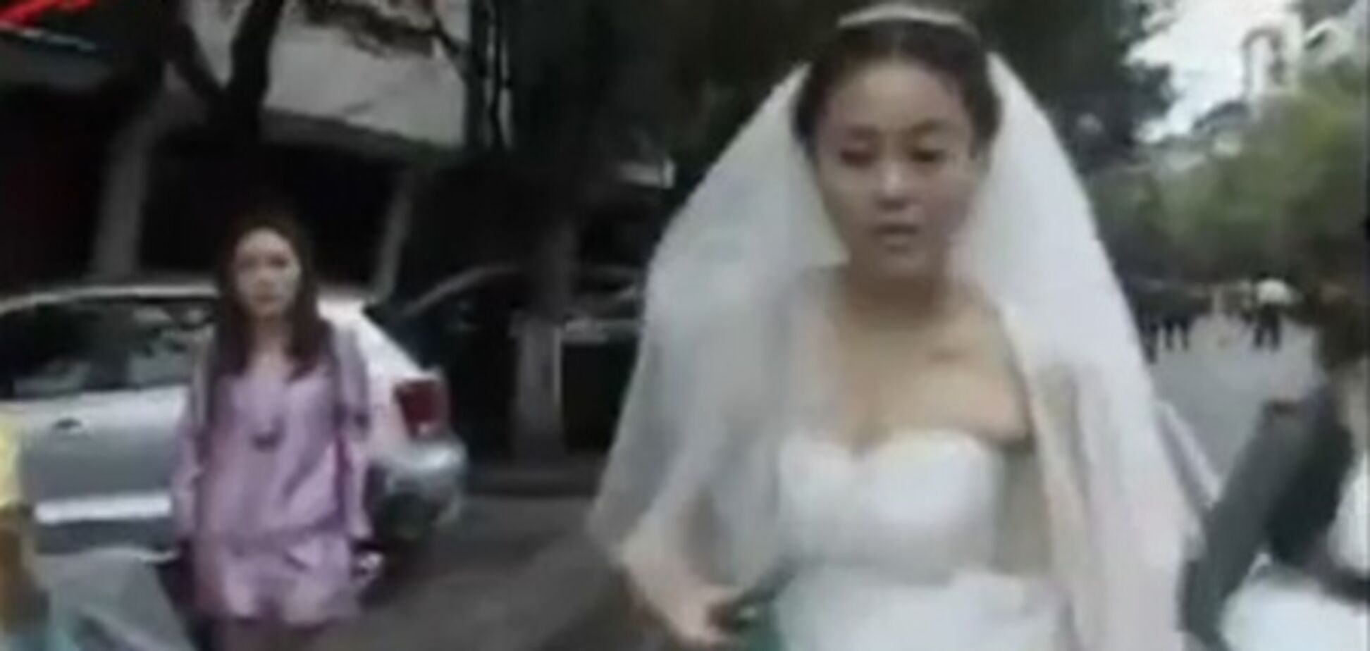Китайская телеведущая сбежала с собственной свадьбы, чтобы сделать репортаж