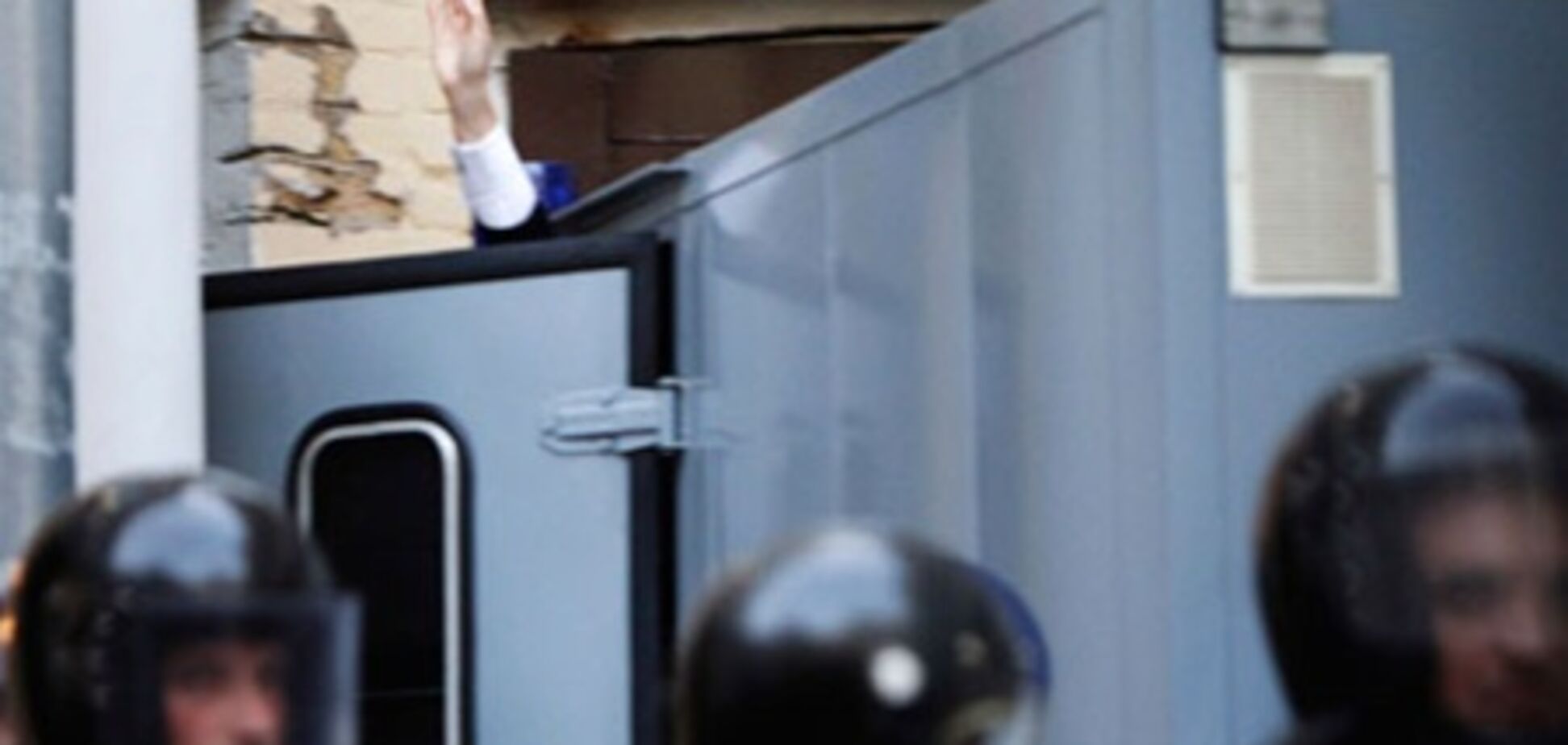 К Тимошенко приехали автозаки