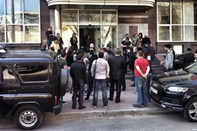 Неизвестные не пускают журналистов ТВi на работу