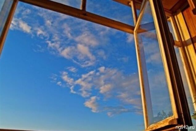 В Алчевську школяр вистрибнув з вікна через нерозділене кохання