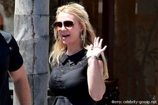 Бритни Спирс разделяет гардероб надвое