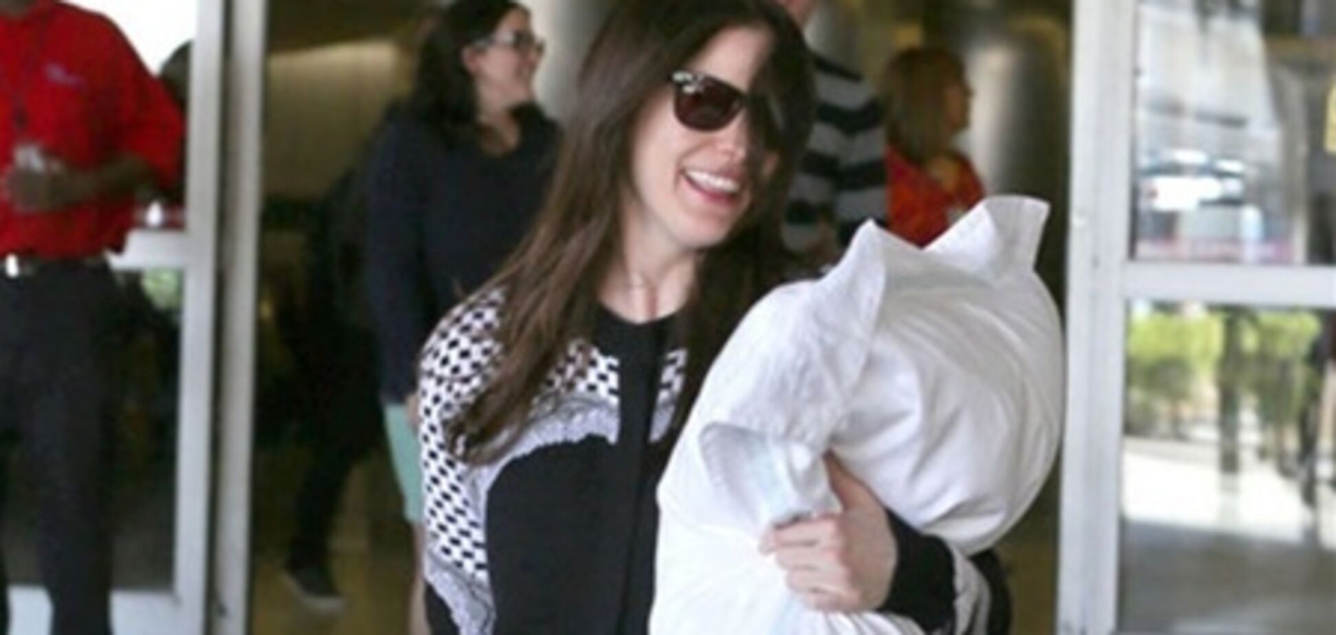 Лив Тайлер путешествует с подушкой