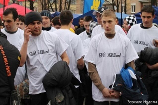 Міліція допитала 150 чоловік по футболкам 'Бий жидів!'