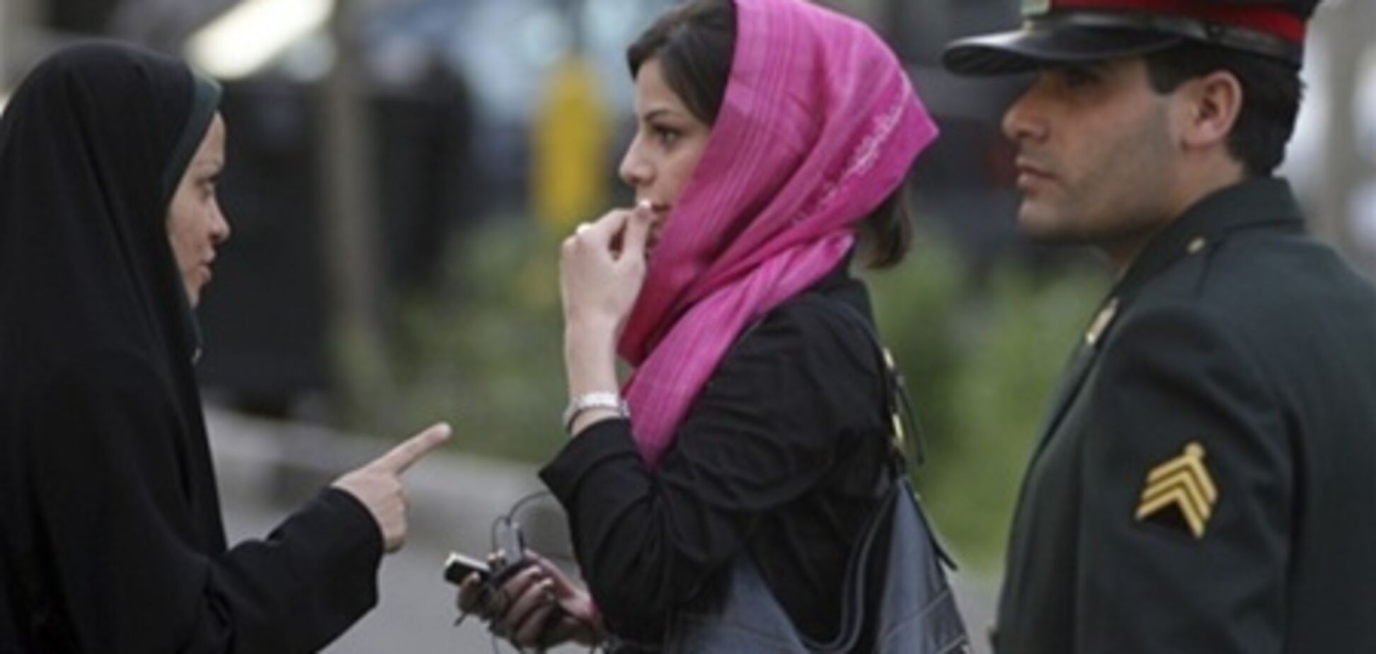В Иране провинившихся курдов заставляют носить женскую одежду