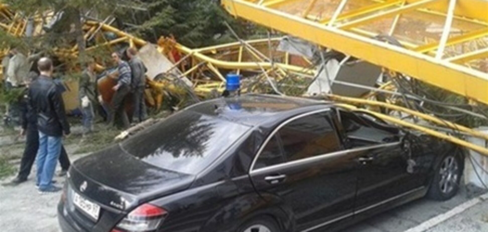 На машину замгенпрокурора упал строительный кран