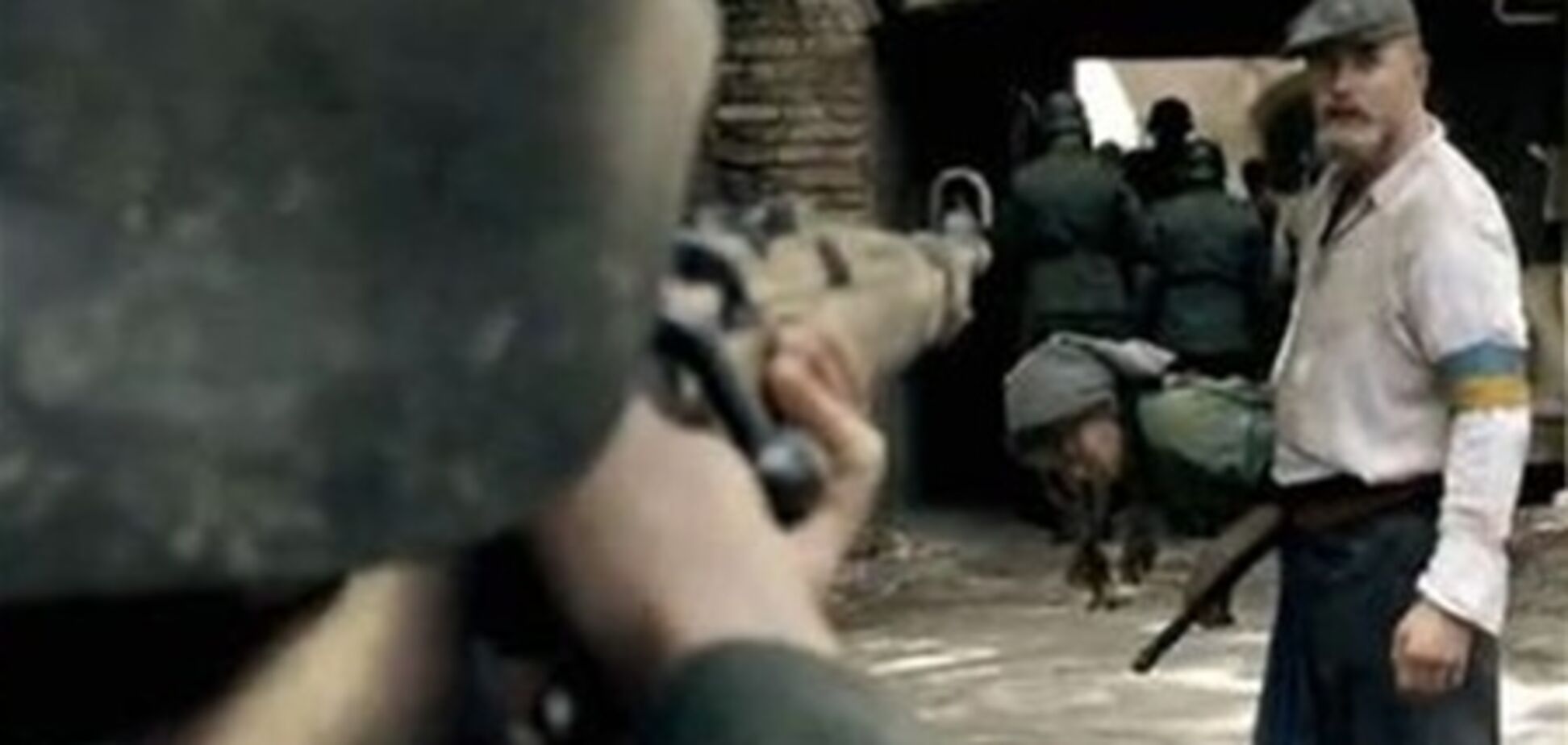 У німецькому фільмі солдати СС рятують дитину від українського поліцая