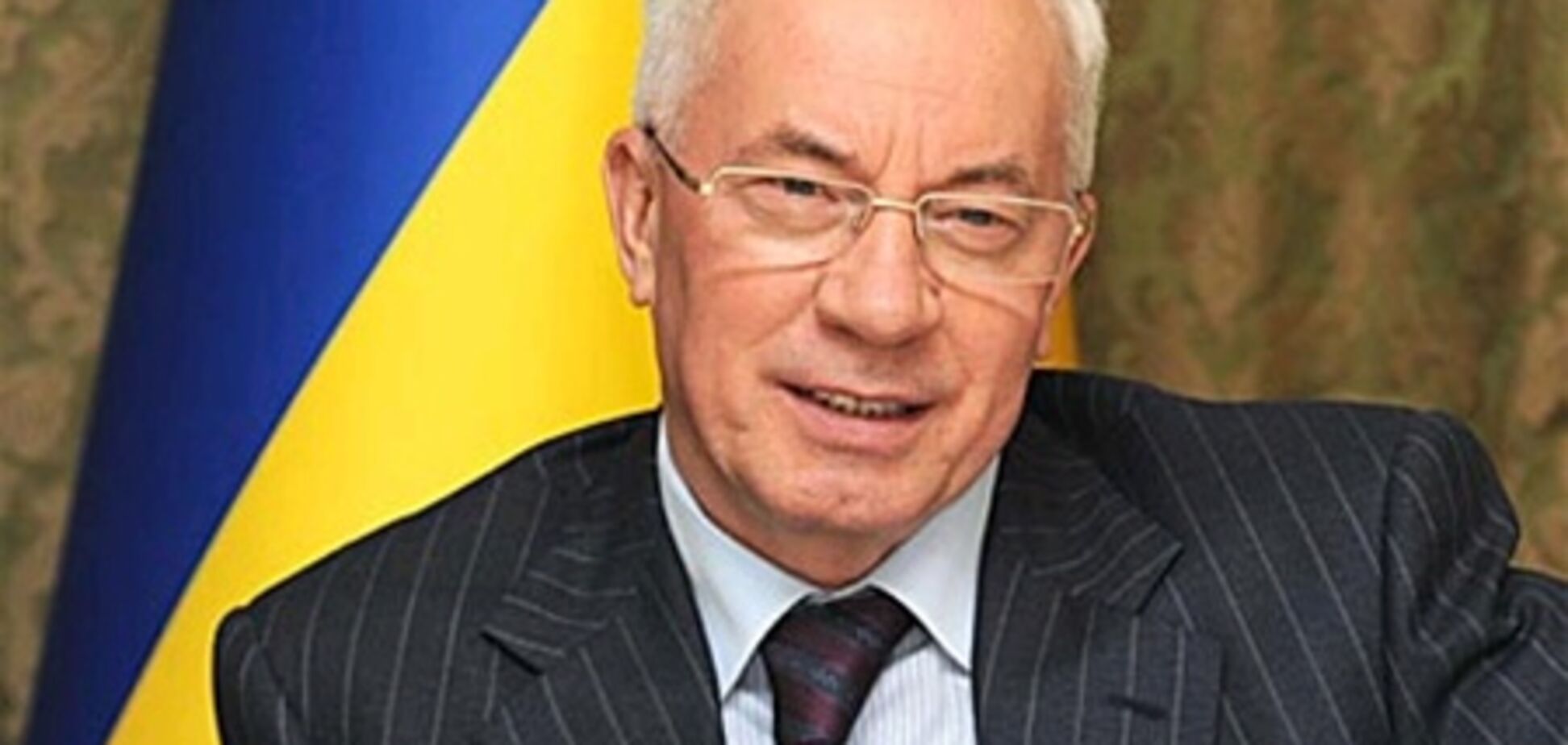 Азаров решил продолжить уборку Украины до майских праздников