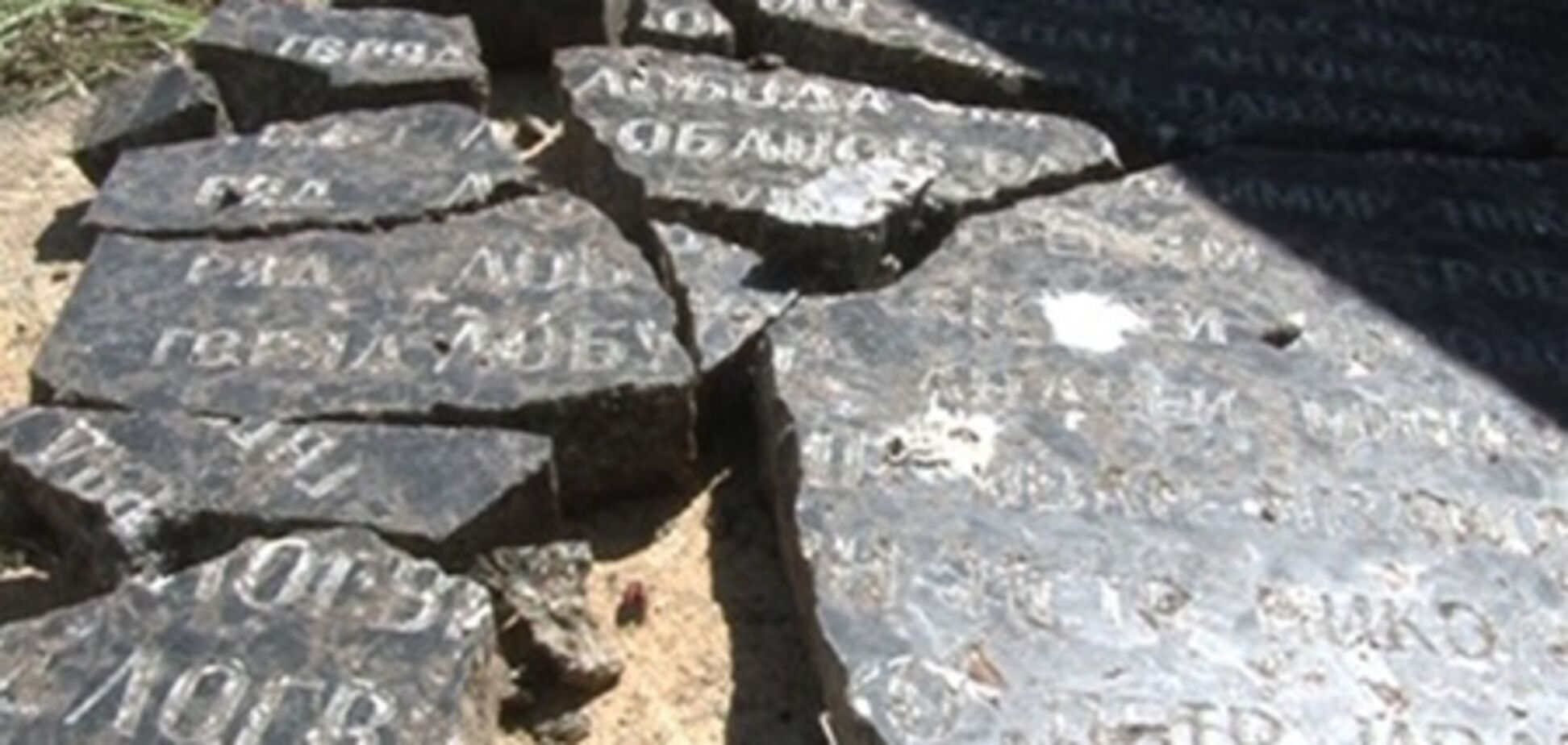 На Кіровоградщині затримано хуліганів, котрі поглумилися над могилою загиблим воїнам