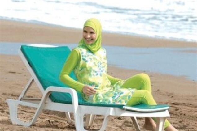 Власти эмирата Рас-Аль-Хайма (ОАЭ) запретили ношение открытых купальников на пляжах