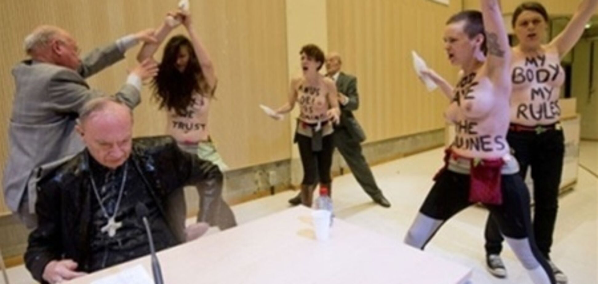 Активистки FEMEN напали на главу католиков Бельгии
