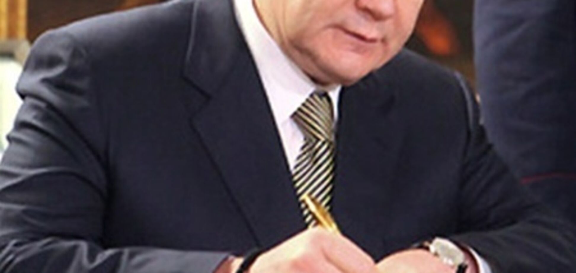 Янукович подписал пятый 'выездной' закон