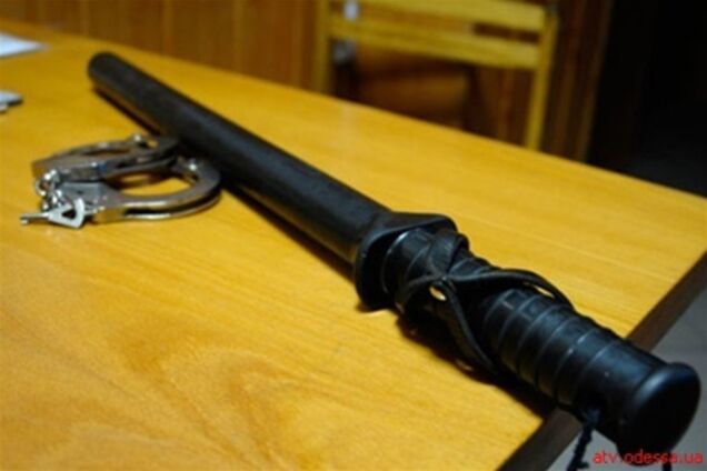 Міліціонер в Криму викинув на вулицю людини з переламаними ребрами