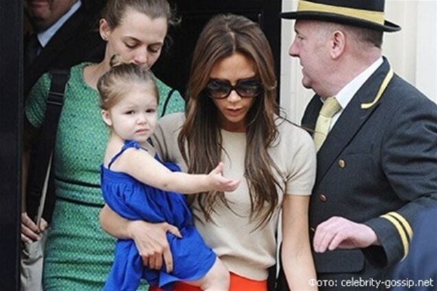 Виктория Бекхэм использует дочь в качестве аксессуара