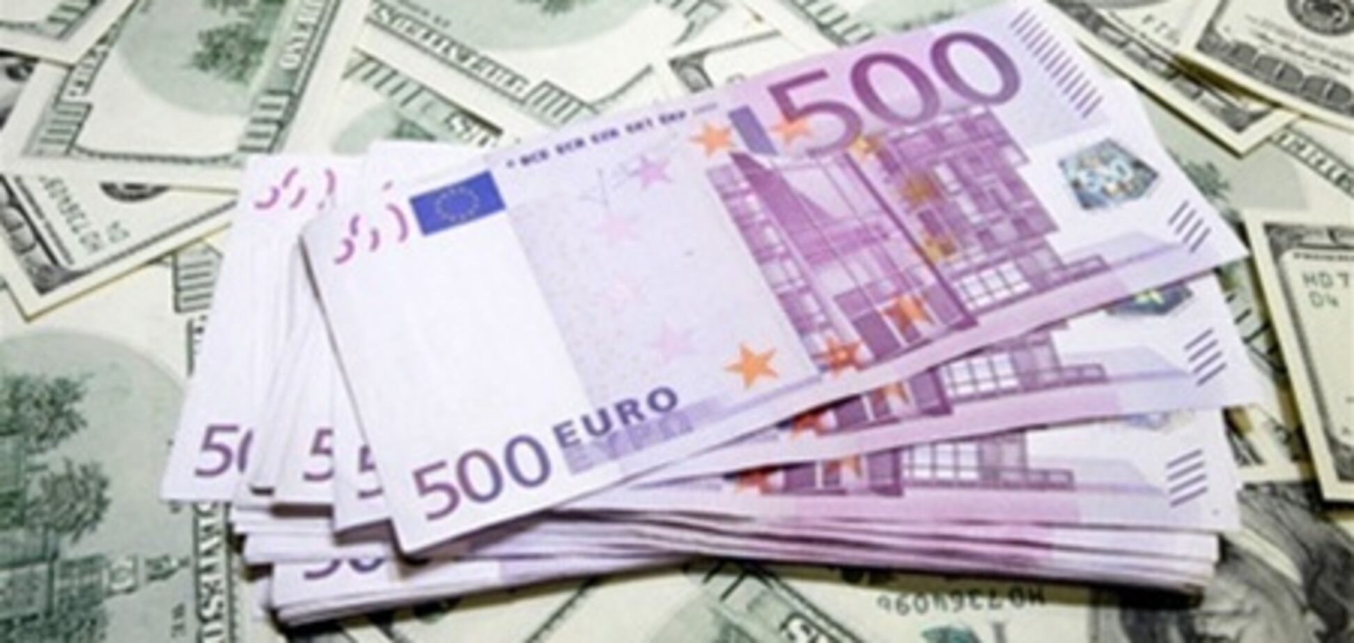 Евро продолжает дорожать к доллару