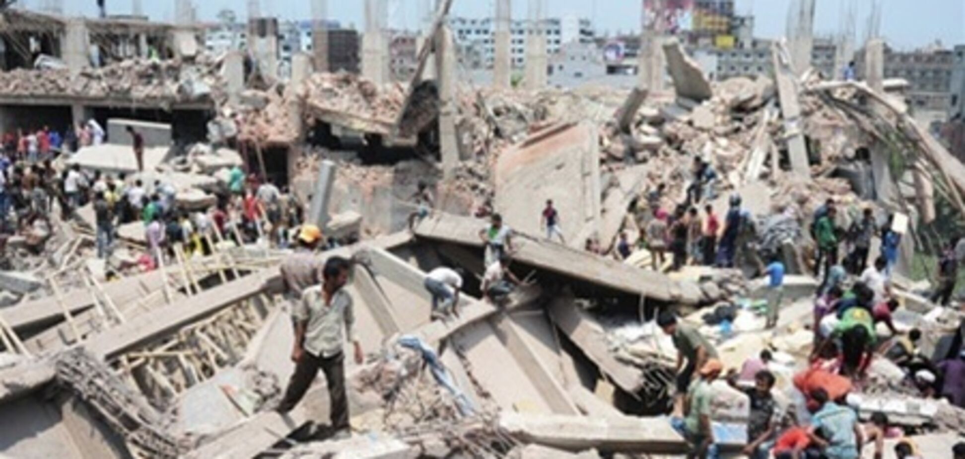Трагедія в Бангладеш: з-під завалів витягли вже 200 трупів