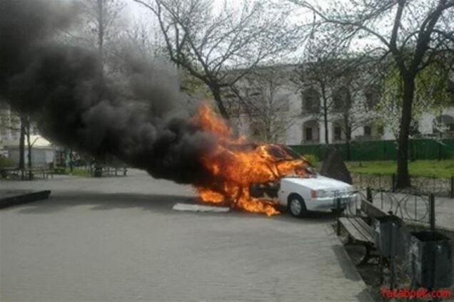 На Подоле сгорела машина по продаже кофе