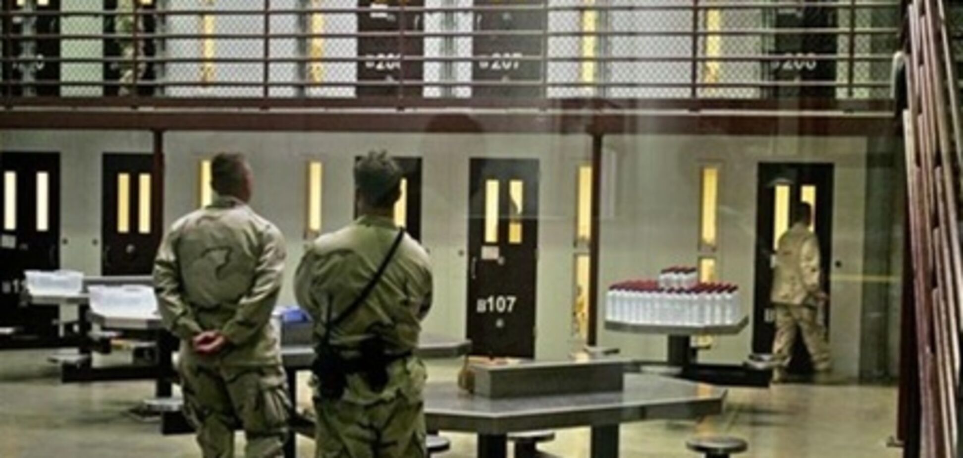 В Гуантанамо голодуют уже около сотни заключенных