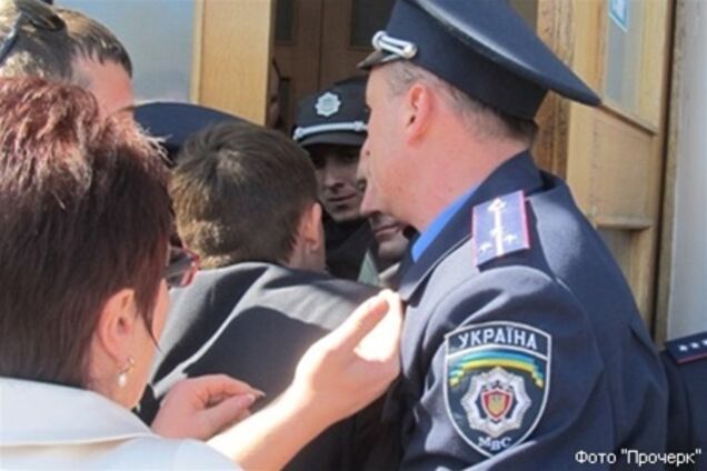 Милиция не пускала депутатов и журналистов в Черкасский облсовет