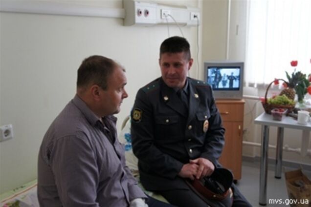 Пораненому білгородським стрільцем поліцейському дарують іграшки