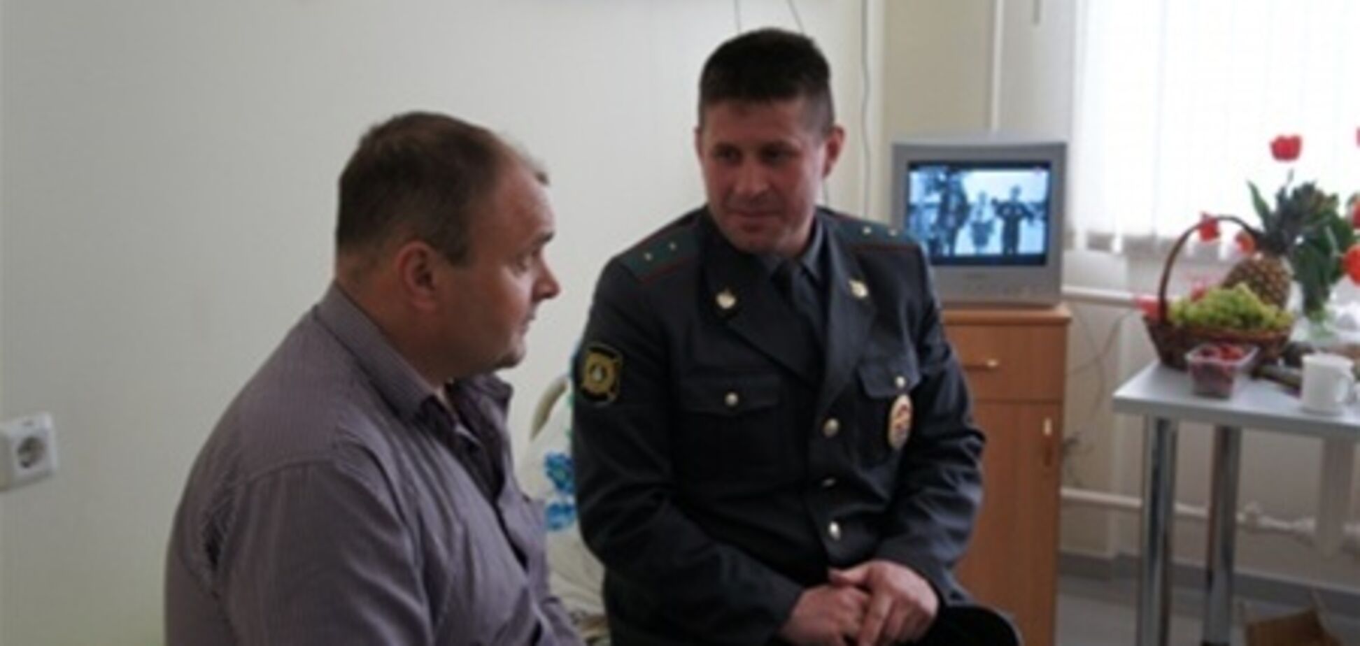 Раненному белгородским стрелком полицейскому дарят игрушки