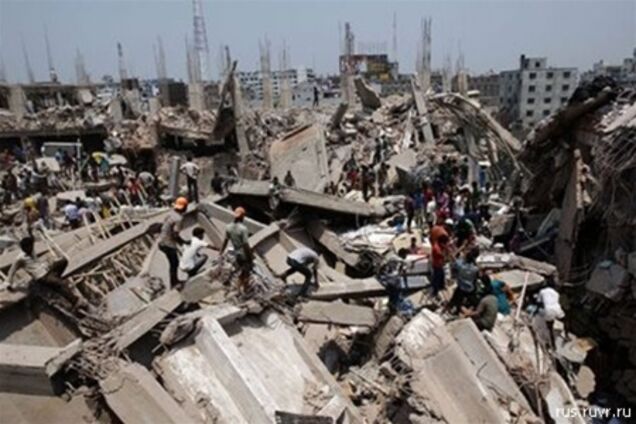 Обрушение в Бангладеш: под завалами еще тысяча человек