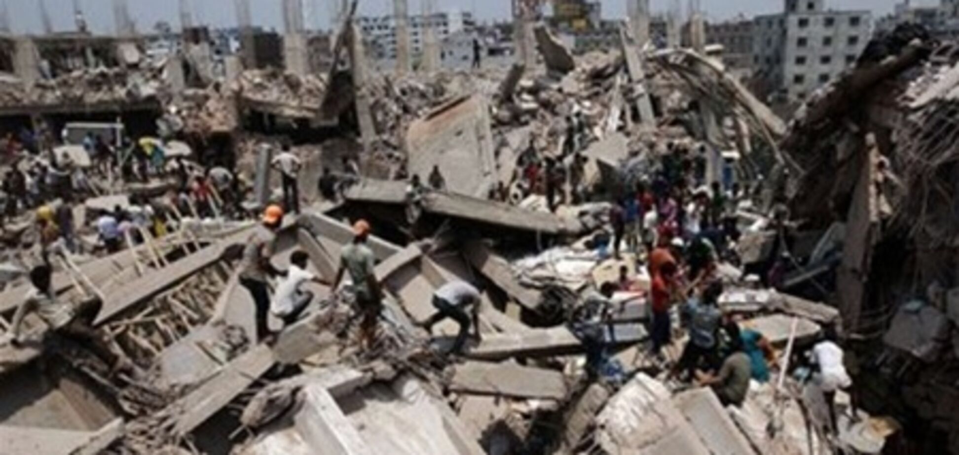 Обрушение в Бангладеш: под завалами еще тысяча человек