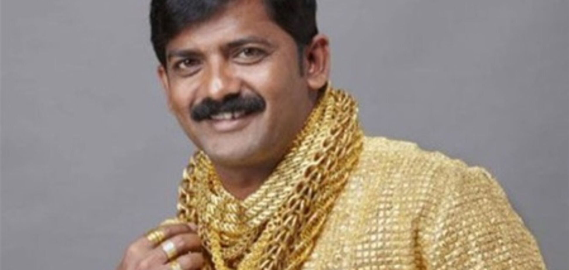 Индийский бизнесмен носит золотую рубашку за $250 000