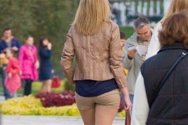 Весняний вітер за дверима ... У кого б закохатися, чорт забирай?