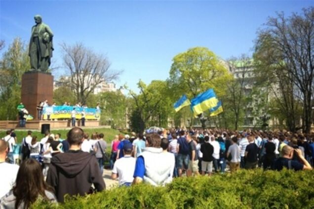 Фанаты 'Динамо' и 'Днепра' блокировали центр Киева