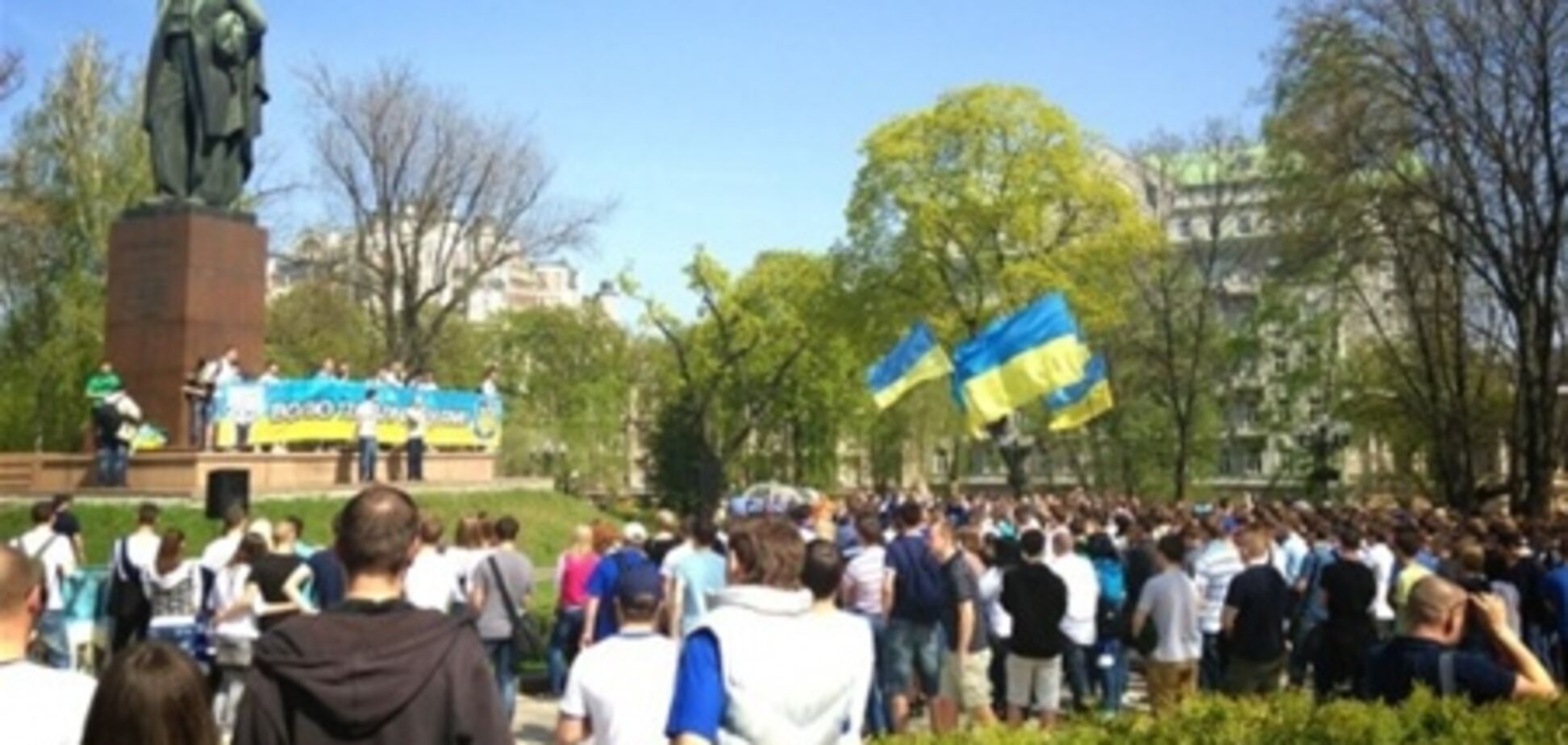 Фанаты 'Динамо' и 'Днепра' блокировали центр Киева