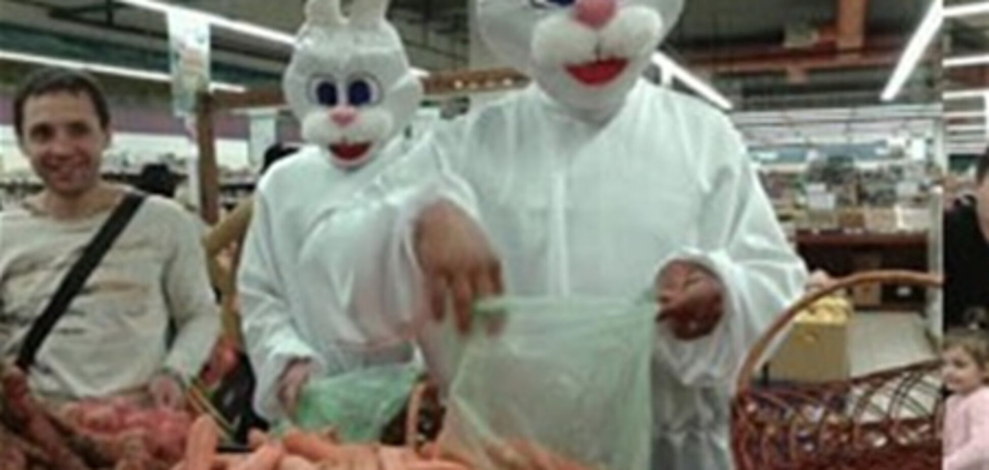 Гігантські кролики влаштували в Сумах 'морква-шоу' до приїзду Яценюка