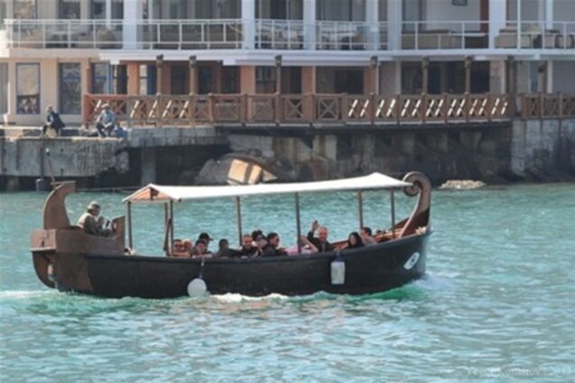 Загарбники дельфінарію в Севастополі покинули його на катерах