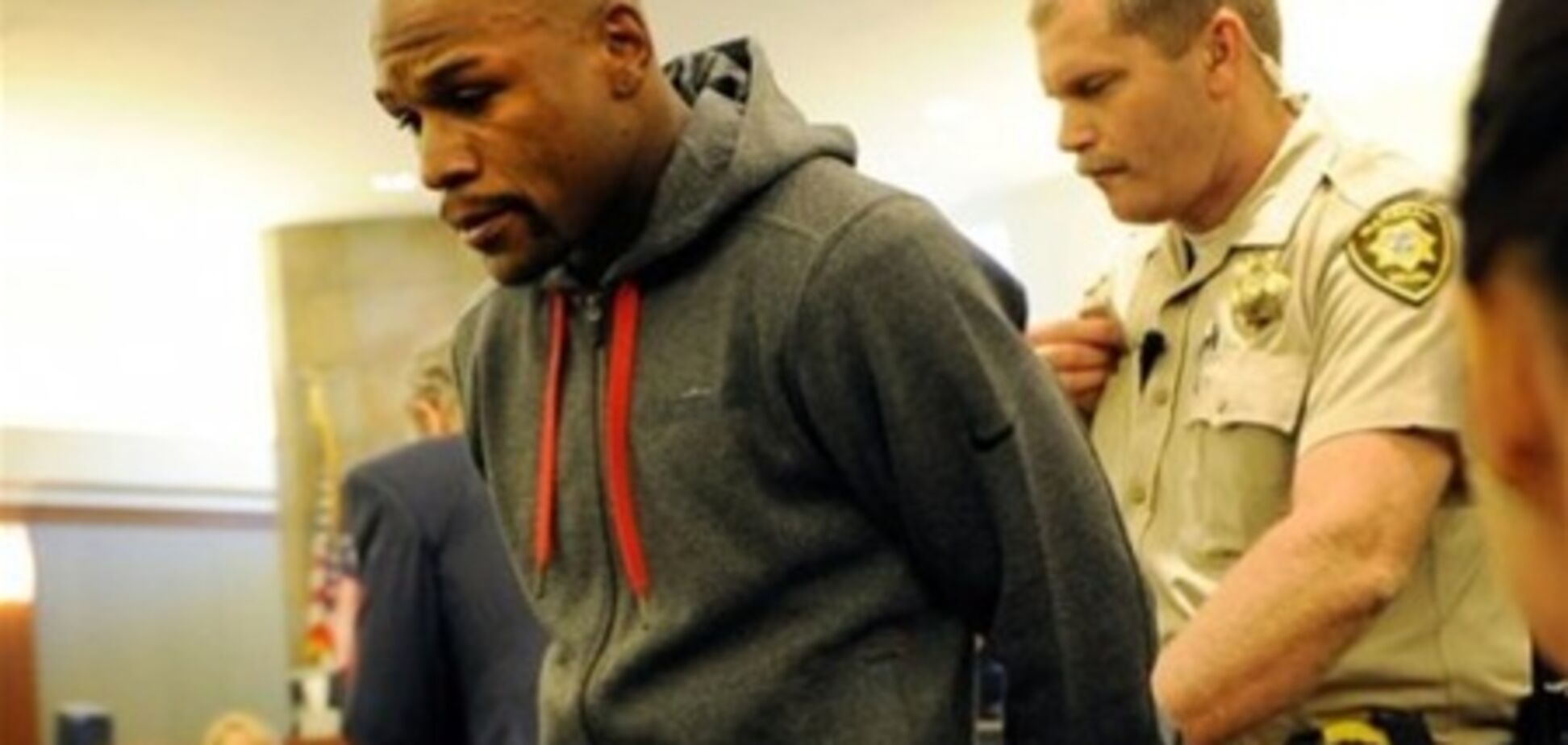 Знаменитый боксер Майвэзер заявил о потере титула суперчемпиона