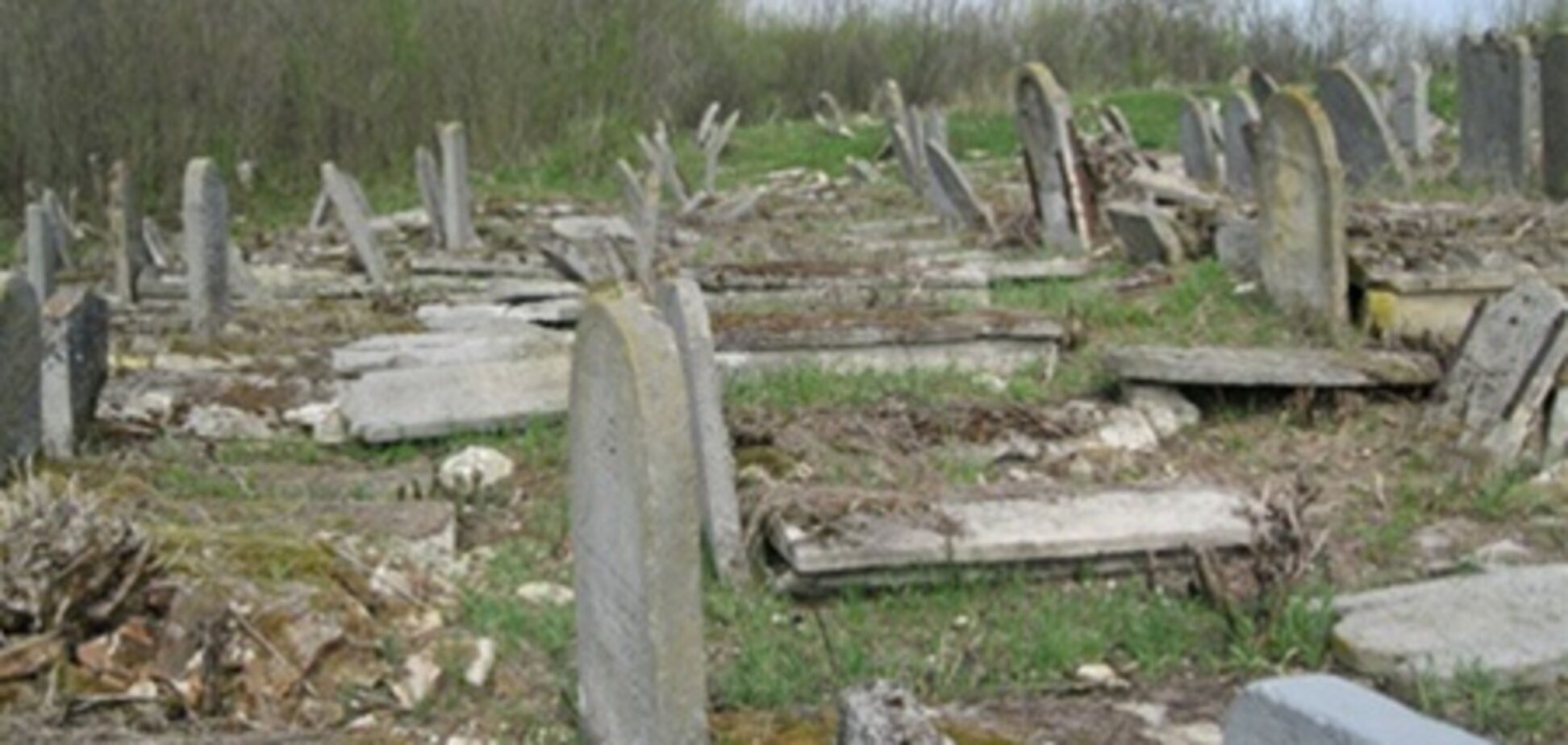 Юні вандали розбили 66 могил на єврейському кладовищі